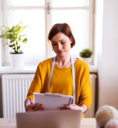 young-creative-woman-with-laptop-in-a-studio-a-sta-8QG5CDU.png